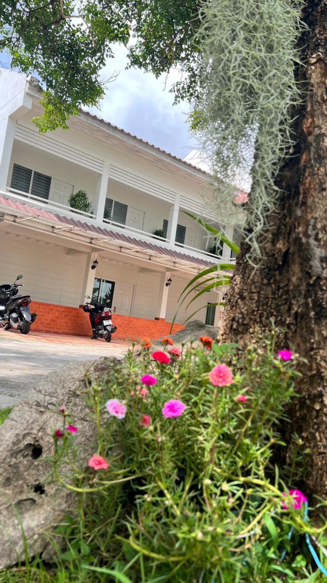Udee Cozy Hotel Chiang Mai Exterior foto